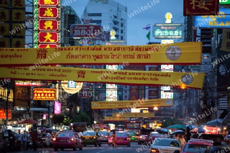 Die Charoen Krung Strasse im China Town von Bangkok der Hauptstadt von Thailand in Suedostasien.