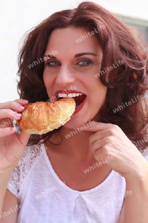 Lecker croissant mit einer h?bschen Frau beim essen