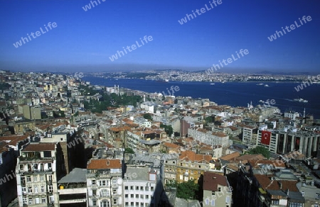 Die Skyline von Galatasaray auf den Bosphorus in Istanbul in der Tuerkey.