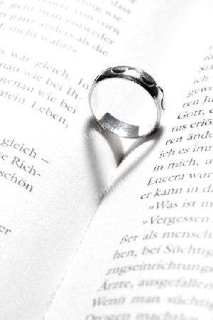 Herz in einem Buch durch einen Ring