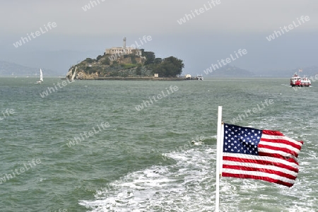 Gef?ngnisinsel Alcatraz von der F?hre aus gesehen mit amerikanischer Flagge, San Francisco, Kalifornien, USA