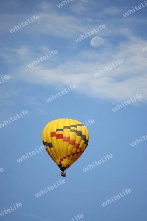 Heissluftballon mit Mond, Monument Valley, Arizona, USA