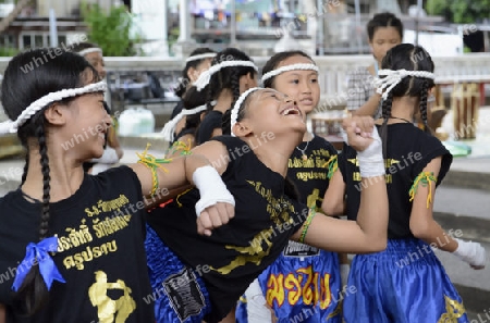 Kinder bei einer traditionellen Thai Box Show im Santichaiprakan Park am Mae Nam Chao Phraya in der Hauptstadt Bangkok von Thailand in Suedostasien.