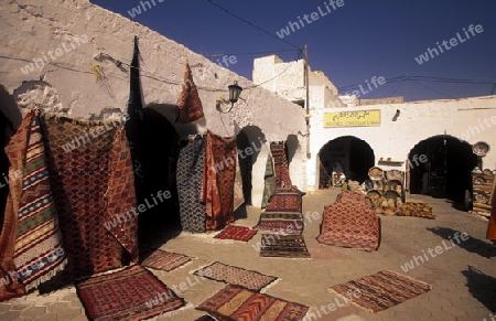 Der Markt auf dem Dorfplatz in der Altstadt von Douz im Sueden von Tunesien in Nordafrika.