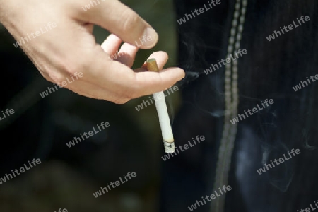 Zigarette mit Hand