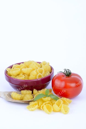  italienische Pasta, Gnocchi , Teigwaren , Nudeln, Tomate, Basilikum