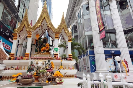 Der Erewan Schrein in der Th Phra Ram 1 Road beim Siam Square in Bangkok der Hauptstadt von Thailand in Suedostasien.