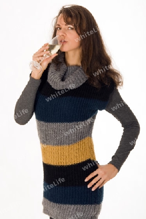 Elegante Frau mit einem Glas Sekt 