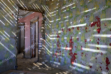 Lichtspiele in von D?nen und W?stensand eingenommene Wohngebaeude, Arbeitsgebaeude in der ehemaligen Diamantenstadt Kolmanskuppe, Kolmanskop, heute eine Geisterstadt bei L?deritz, Namibia , Afrika