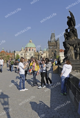 Touristen auf der Karlsbr?cke, Blickrichtung Altstaedter Turm, Altstadt ,  Prag, Boehmen, Tschechien, Europa