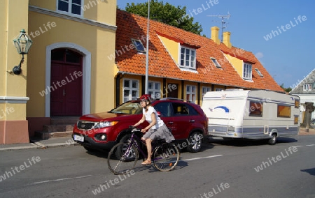 Fahrradfahrerin vor Wohnwagengespann