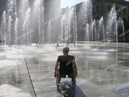 Rollstuhl im Springbrunnen