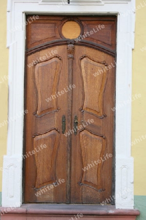 an old carved wooden door pattern with imagination    eine alte verzierte Holzhaust?r,mit Phantasie musterefm?tterchen