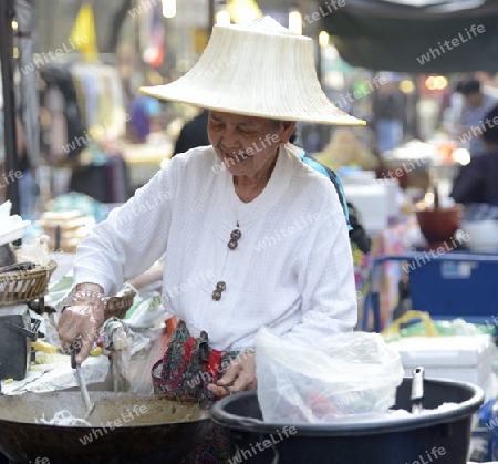 Ein Marktstand beim Strassenmarkt bei einem Fest beim Santichaiprakan Park am Mae Nam Chao Phraya in der Hauptstadt Bangkok von Thailand in Suedostasien.