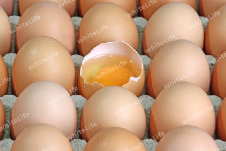 Eierpalette im Detail mit aufgeschlagenem Ei