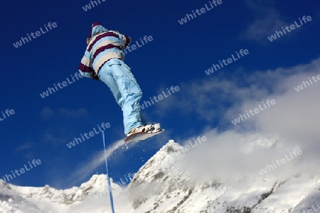 Snowboarderin hoch in der Luft