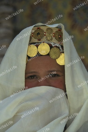 Eine Frau in traditionelle Hochzeitskleidung in Mahdia am Mittelmeer im Nordosten von Tunesien in Nordafrika.