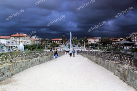 Dunkle Wolken ?ber Marina di Pietrasanta