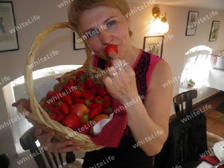 junge Frau mit Erdbeere in einen Korb