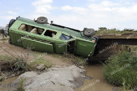 ein einen Bach gest?rzter Safariwagen, Toyota Landcruiser, Masai Mara, Kenia