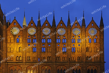 Fassade des Rathaus Stralsund am Abend, Altstadt, alter Markt,  Unesco Weltkulturerbe, Mecklenburg Vorpommern, Deutschland, Europa , oeffentlicher Grund