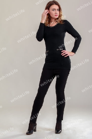 Geschaeftsfrau mit modischen Pullover und schwarzer Hose