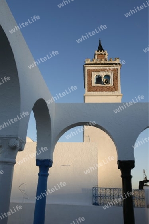 Afrika, Nordafrika, Tunesien, Tunis
Die Grosse Moschee Zaytouna von einer Dachterasse in der Medina oder  Altstadt der Tunesischen Hauptstadt Tunis. 






