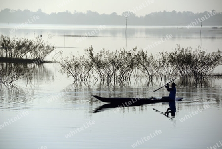 Ein Fischer auf dem See in Amnat Charoen im Isan im osten von Thailand,