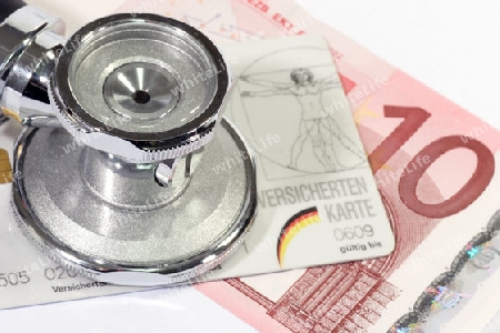 Stethoskop mit Versicherungskarte und Banknote