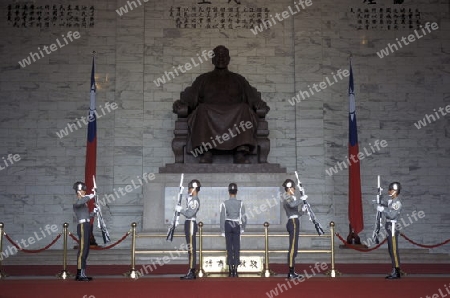 Die Wache bei der Wachabloesung im Chiang Kai Shek Memorial in der Hauptstadt Taipei im norden der Insel Taiwan.