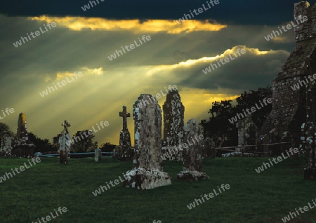 Keltischer Friedhof und lichtdurchflutete Wolken