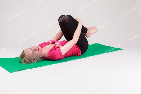 Junge Frau betreibt Yoga am Boden