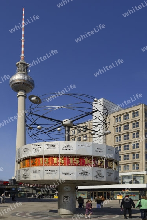 Weltzeituhr und der 369 Meter hohe Fernsehturm am Alexanderplatz, Berlin, Mitte, Deutschland, Europa, oeffentlicherGrund