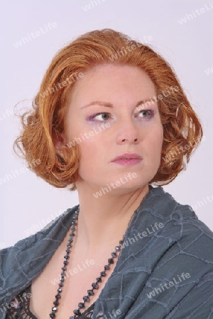 Portrait einer Frau mit Kopfhoehrer