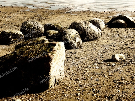 A few stones on a deserted beach at sunset - Ein paar Steine an einem einsamen Strand in der Abendsonne