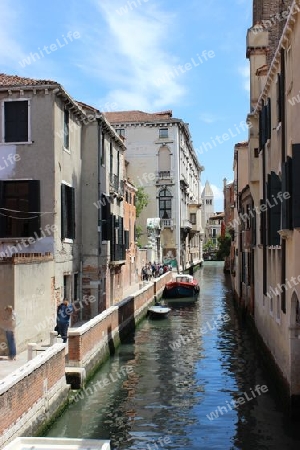 Schmaler Seitenkanal in Venedig