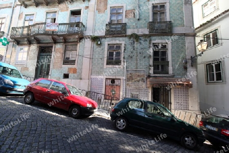 Eine Gasse in der  Altstadt von Alfama in der Innenstadt der Hauptstadt Lissabon in Portugal.    