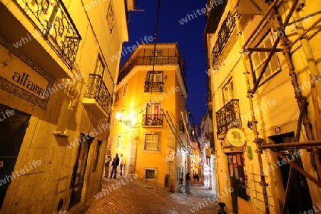 Eine von vielen engen Gassen im Quartier Alfama in der Altstadt von Lissabon  in Portugal.