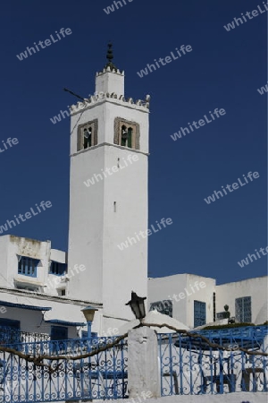 Die Moschee mit Minarett in der Altstadt von Sidi Bou Said noerdlich von Tunis im Norden von Tunesien in Nordafrika am Mittelmeer. 
