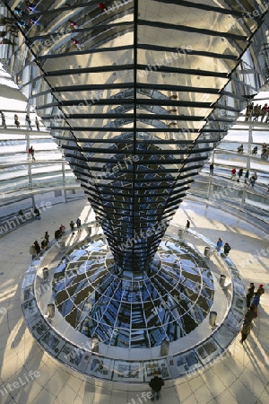 Innenraum mit verspiegelter Mittels?ule der Reichstagskuppel, Reichstag Berlin, Architekt Sir Norman Foster, Berlin, Deutschland, Europa