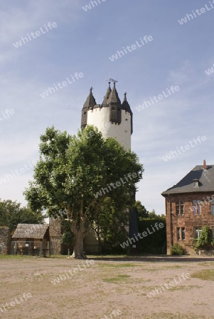 Blick auf den Bergfried am Schloss Steinheim mit Stadtmauer.