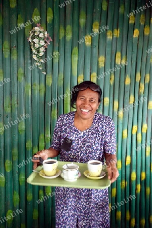 Eine Frau beim Servieren von Kaffee in einem Restaurant in Manatuto an der Nordkueste von Ost Timor auf der in zwei getrennten Insel Timor in Asien.