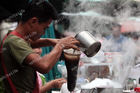Ein Kaffee Verkaeufer auf dem Markt von Nonthaburi im Norden von Bangkok der Hauptstadt von Thailand in Suedostasien. 