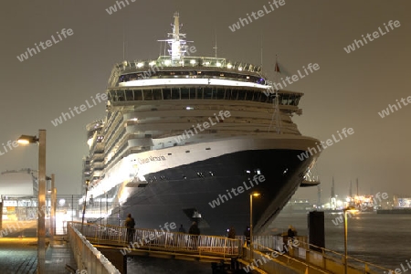 Queen Victoria 2 at Hamburg Port 2