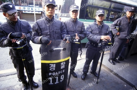 Polizisten im Zentrum der Hauptstadt Seoul in Suedkorea in Ost Asien.