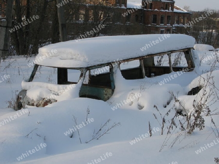 Altes Auto unter Schnee