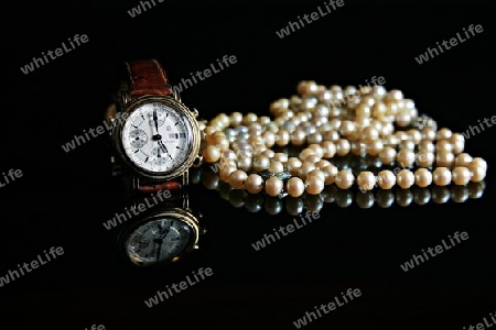 Armbanduhr und Perlen