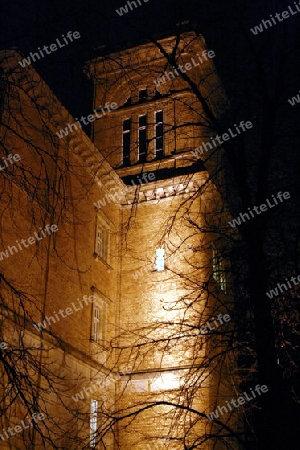 berliner hausfassade bei nacht