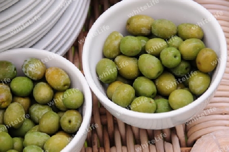Schalen mit Oliven