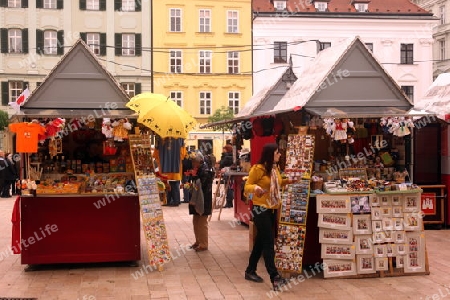 Der  Rathausplatz mit Marktstaenden in der Altstadt von Bratislava der Hauptstadt an der Donau in  der Slowakei in Osteuropa. 